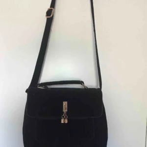  - Supersöt handväska i mockaimitation med gulddetaljer. Axelremsa ingår 🖤