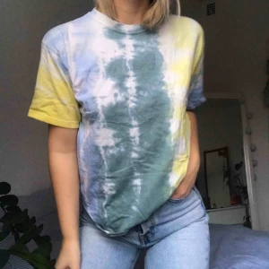  - Skitcool tröja i batikmönster💕💕 