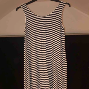  - Snygg klänning från H&M. Använd 1 gång. Den är i storlek XS men jag som är i S kan ha den utan problem🌸