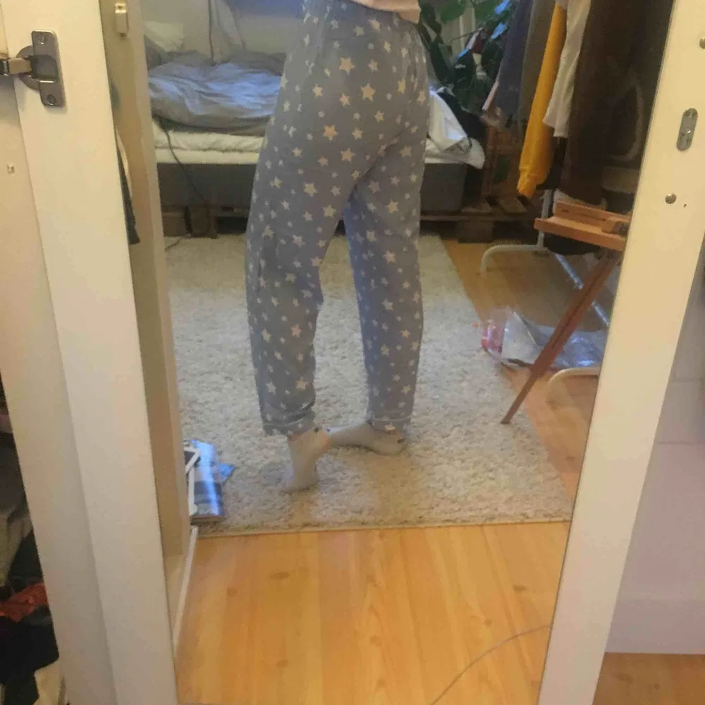 Ett par helt nya jättefina pyjamasbyxor från Asos. Säljer p.g.a för korta i benen. Byxorna är storlek 36 och går att dra ihop i midjan. Jag är 173 cm lång. 150kr inklusive frakt. Jeans & Byxor.