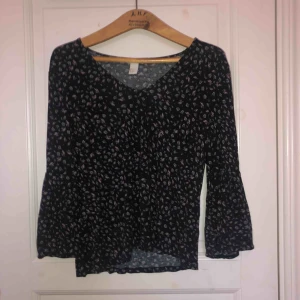 - Mjuk, blommig trikåtopp med utsvängda armar. 60 kr plus frakt!