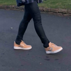  - Nike air force 1, senapsgula med silvriga detaljer! Bra skick, sparsamt använda.