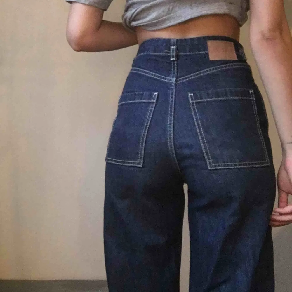 Blåa jeans från Weekday med vita sömmar, hög midja och vida byxben. ✨✋🏼. Jeans & Byxor.