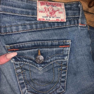  - Äkta true religion jeans i storlek 25. Bootcut modell