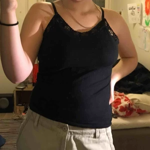  - Svart linne med spets. Köpt second hand