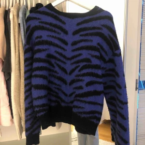  - Tjocktröja från NAKD, du står för frakten