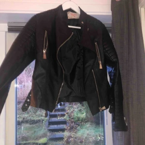 Chiquelle skinnjacka - Chiquelle Moto jacket, 100% polyuretan alltså ”veganskt”. Använd 4 gånger, så den är i ny skick 