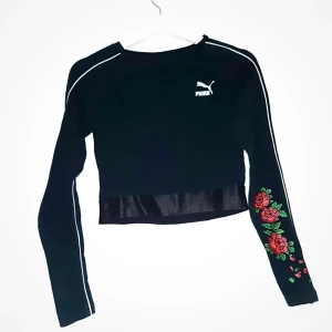  - Skitsnygg PUMA croptop med vita streck och röda rosor på ärmarna. Frakt tillkommer på 40 kr! Samfraktar gärna ❤