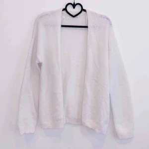  - Jättefin vit stickad kofta i skönt material!!Perfekt nu till dem lite kallare dagarna! #material #vit #kofta 