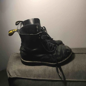  - Slitna Dr Martens Originals i äkta läder i storlek 37. Behöver sulas om men utöver det samt nötningar pga ålder  är de felfria.  Priset kan diskuteras.  Köparen står för ev frakt, kan även mötas upp i Stockholm