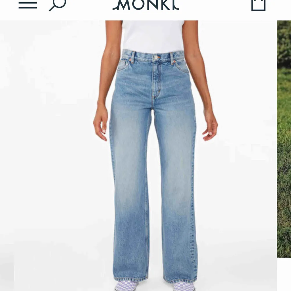 Säljer dessa supersnygga jeans från Monki! Kan skicka egna bilder om det önskas🥰. Jeans & Byxor.