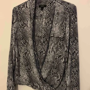  - Blus från Alfani. superfint skick och sitter väldigt fint. 