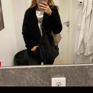  - Jätte mysig och gosig jacka, använd 1 gång, säljes pga fel stl🥰 köparen står för frakten💓