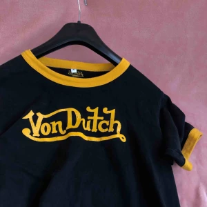  - Von dutch t-shirt för dina Paris Hilton drömmar 🤪 Stl M men liten i storlek 