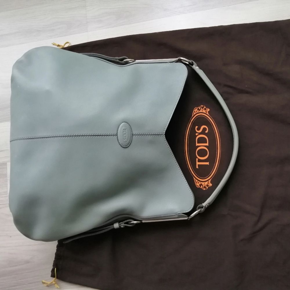Tod's handbag, excellent condition, dustbag, authentic, size M 38x34x14cm, handle 16cm, color menta (baby Green) , Leather, write me for more info and pics.Delivery to USA, Canada, Australia No return. RRP: 800.00€. Väskor.