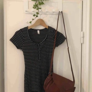  - Jättefin randig klänning från american apparen.