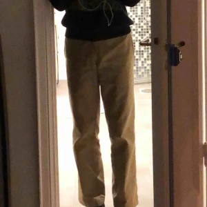  - Beiga dickies byxor. Storlek w28 l30. Modell 874. Har lite vit målarfärg på sig för någon anledning. 