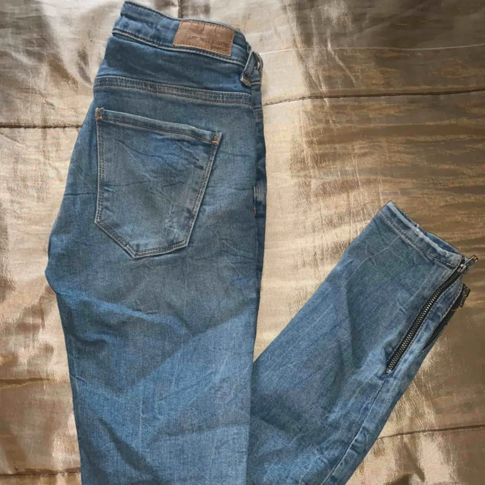 Kristen zip jeans från gina tricot, använd ett fåtal gånger, från gina tricot storlek 25/30 . Jeans & Byxor.