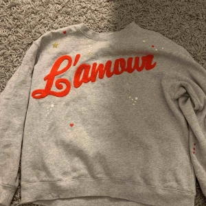  - jätte fin tröja från hm som tyvärr inte kommer till användning. använd fåtal gånger så den är helt som ny. frakten ligger på 30kr