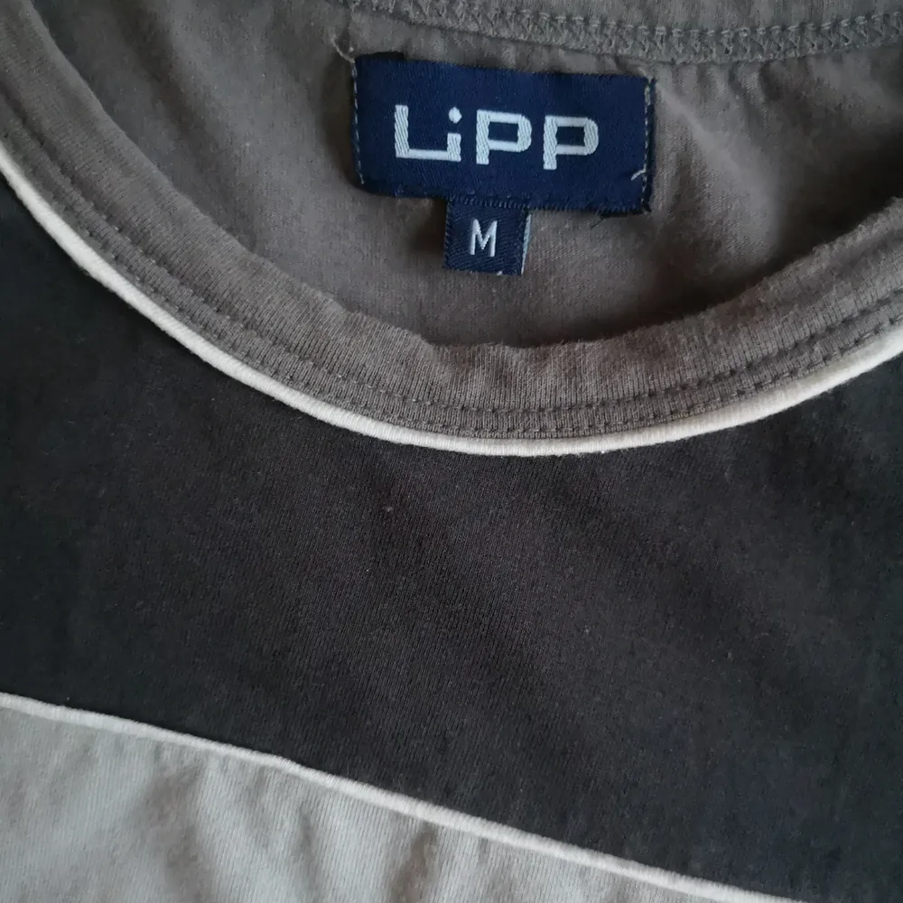 Superfin LIPP t-shirt köpt secondhand, står storlek medium men sitter mer som en xsmall. Smal vid ärmsluten så man måste ha ganska smala armar. Frakten för denna ligger på 44 kr, samfraktar gärna! 😊👍. T-shirts.