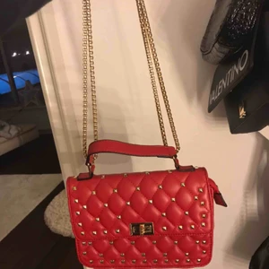 Väska - Knappt använd, finns även ett till band man kan byta till! Valentino liknande väska