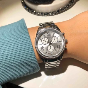  - Silvrig klocka från regal. Skriv för fler bilder / info