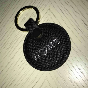  - Nyckelring från sign of sweden. Helt ny. Får tyg påse och låda till. Svart med silver silver detaljer. 