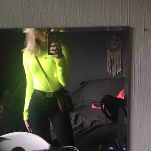  - Sjukt snygg långärmad tröja från Zara. Sjukt bekväm tröja med den perfekta längden. Armarna enligt mig är sjukt fina (lite utsvängda). Säljer pga ingen användning. Materialet är gudomligt. Betalning sker genom swish. Köparen står för frakt.