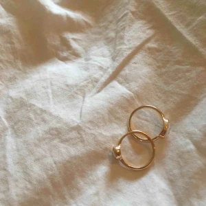  - Två superfina ringar från Glitter, säljes tillsammans för 40kr. Osäker på storlek men skulle gissa på S. Frakt tillkommer eller möts upp i Stockholm/ Nacka. 