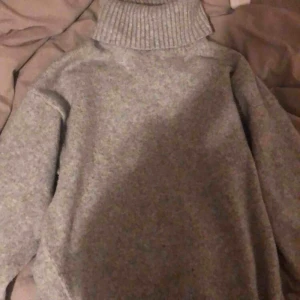 - Mysig stickad tröja med lite sleeve på sidorna💕