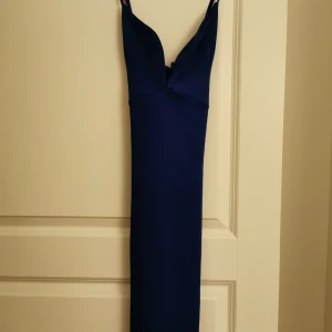  - Blå klänning från nelly. Tajt och skönt material, stretchig. Banden korsar sig i ryggen. Storlek S 