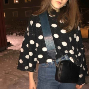  - Snygg tröja från monki. Köparen står för eventuell  frakt