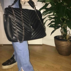  - Snyggaste väskan med ysl imitation!! Sååå fin verkligen👌👌🥺🥺 kedjan går att ta av vilket är såå nice!👊⭐️