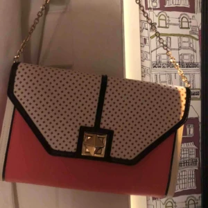  - En lite större väska, perfekt till att ha med på fest med mera då den passar till mycket.