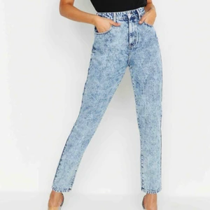  - Snygga och HELT oanvända mom Jeans från Boohoo. Originalproduktioner: 450kr  Säljer pga kommer ej till användning 