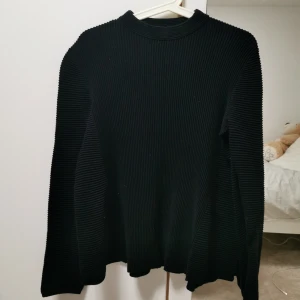  - cos jumper i svart med fina detaljer ❤️ nyskick 