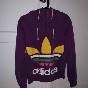  - väl använd hoodie från adidas