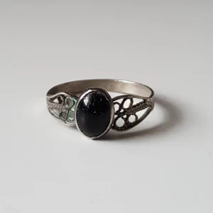  - Vintage ring med svart sten i silver (stämplad 900).  Stenen är lite sned samt har några mindre repor. Fraktkostnad blir 11kr.