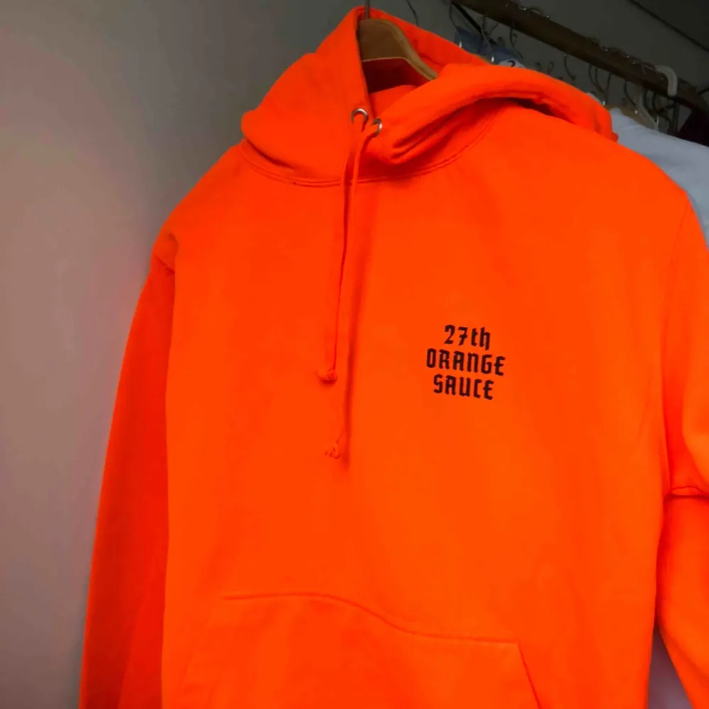 Snygg orange hoodie. Köpare står för frakt ca 72kr. . Hoodies.