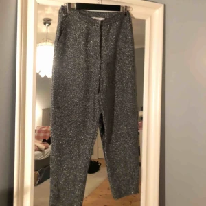  - Säljer ett par glittriga byxor från NAKD i storlek M. Säljer pgr av att de inte passar längre. Hör av er för fler bilder! Frakt ingår ej i priset. 