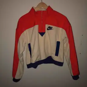 En superskön, varm tröja från Nike, köpt för 899kr men har aldrig hittat tillfälle att rocka den tröjan så nu säljs den vidare! Den är Orange, beige och Marinblå, snygg combo enligt mig!