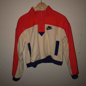  - En superskön, varm tröja från Nike, köpt för 899kr men har aldrig hittat tillfälle att rocka den tröjan så nu säljs den vidare! Den är Orange, beige och Marinblå, snygg combo enligt mig!