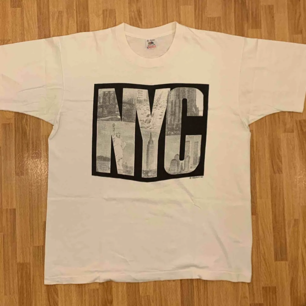 Vintage Fruit Of The Loom, NYC,  tidigt 90-tals t-shirt, storlek XL. T-shirten är i gott skick, på baksidan är det ett litet litet hål. Kan hämtas i Uppsala eller skickas mot fraktkostnad.. T-shirts.