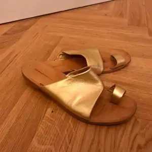 Guld sandaler skinn