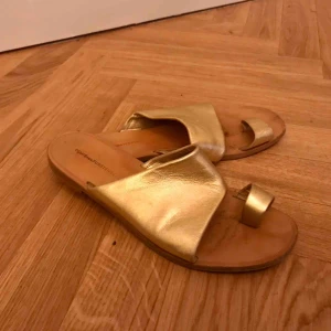  - Guld sandaler skinn