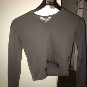  - Grå magtröja i sportigt matrial, använd ca 2-3 gånger ej i sportigt syfte. Sitter bra! 