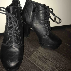  - Så gott som nya svarta läderskor! Dem är använda vid endast 2 tillfällen och enda  som finns är en repa fram på vänsterskon, der är inget man ser speciellt tydligt. Dem har lite tjockare matrial invändigr så passar pefekt till t.ex jul eller nyårsfesten. 