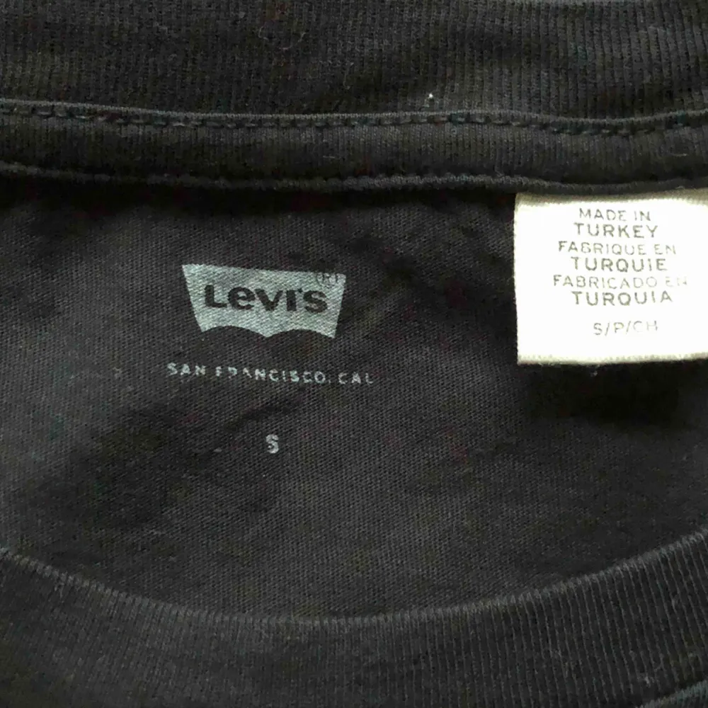 Levis tröja i storlek S🖤 frakt tillkommer på 40kr. T-shirts.