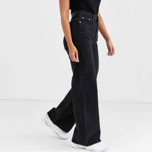  - Jeans från weekday i modellen ace. Köpta på plick men är tyvärr lite stora, dock i nytt skick. Denna storlek är slutsålda på hemsidan.