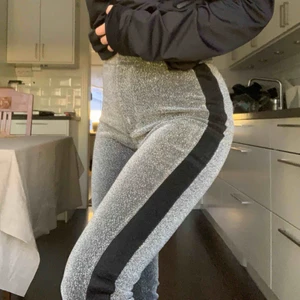  - Den perfekta festbyxan! Från Lindex, endast använda en gång och är som nya! Sjukt snygg högmidjad ankelbyxa som är bekväma att ha på sig. Passar strl 36/38. köpta för 400 kr. Fraktas eller hämtas upp i Lkpg. Köparen står för frakten. 